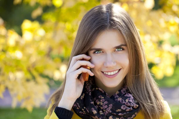 Glad vacker kvinna ringer via telefon — Stockfoto