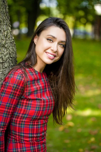 Jonge mooie vrouw — Stockfoto