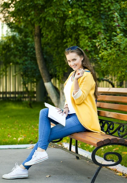 Piękna młoda kobieta w żółty płaszcz — Zdjęcie stockowe