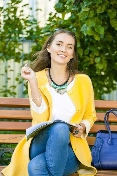 Vacker ung kvinna i gul jacka — Stockfoto