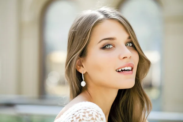 Young beautiful woman — Stock Photo, Image