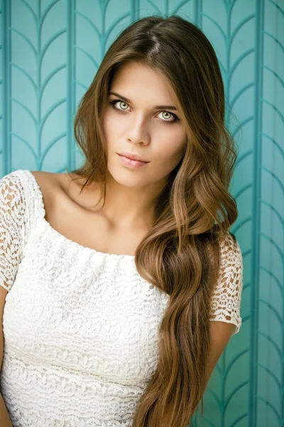 Retrato de una mujer joven y bonita — Foto de Stock