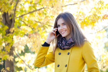 telefon ederken mutlu güzel kadın 