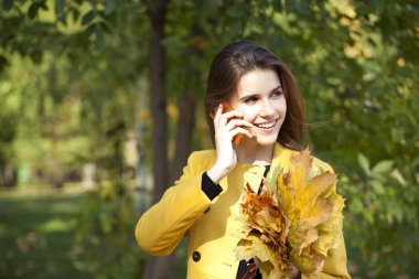 telefon ederken mutlu güzel kadın 