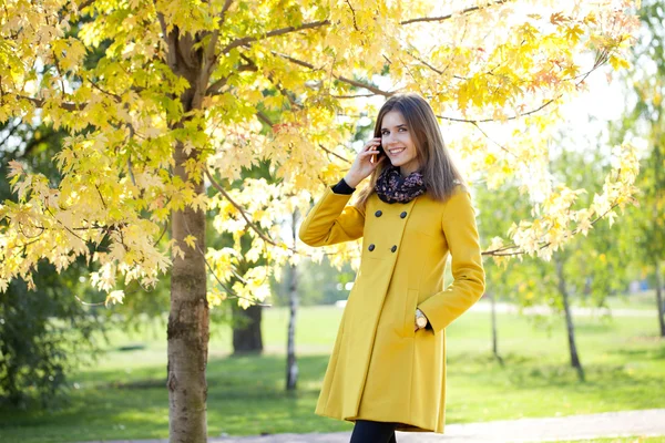 Joyeux belle femme appelant par téléphone — Photo