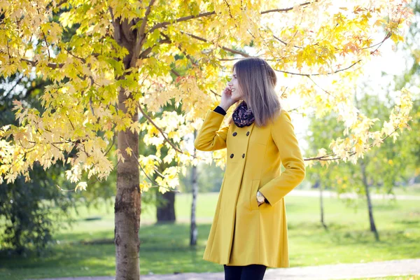 Joyeux belle femme appelant par téléphone — Photo