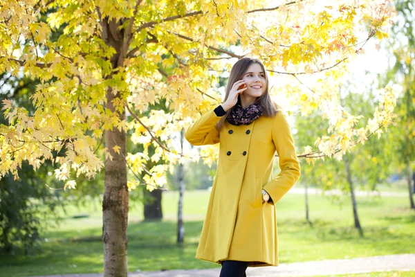 Felice bella donna chiamando per telefono — Foto Stock