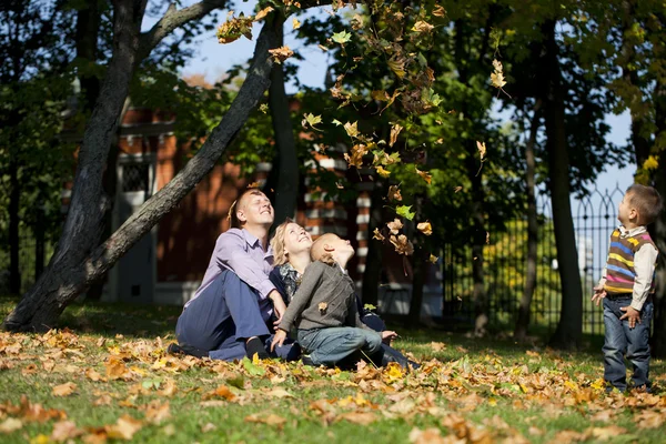 Famiglia russa, giovani genitori e due figli — Foto Stock