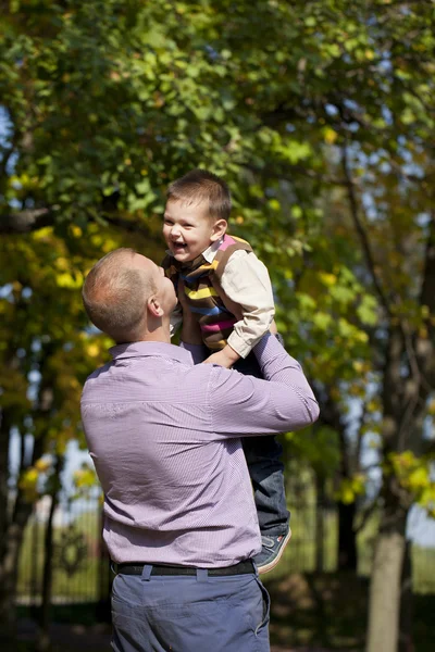 Petit garçon et père dans le parc d'automne — Photo