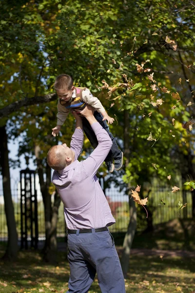शरद ऋतु पार्क में छोटा लड़का और पिता — स्टॉक फ़ोटो, इमेज