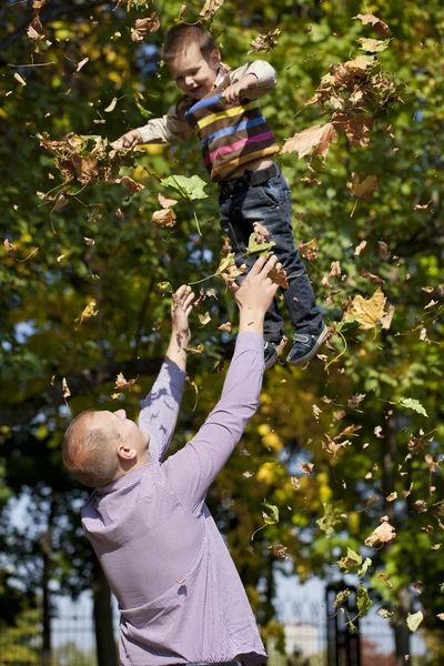 Bambino e padre nel parco autunnale — Foto Stock