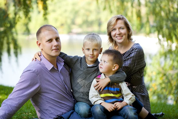 Russische familie, jonge ouders en twee zonen — Stockfoto