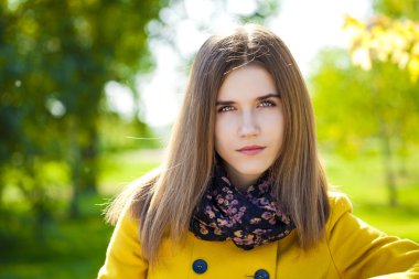 mutlu genç kadın sokak sonbaharda sarı ceket