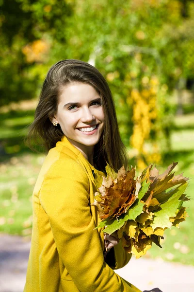 Boldog, fiatal nő, sárga kabátot, ősz utca — Stock Fotó
