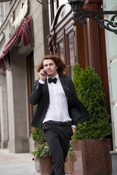 Веселий молодий бізнесмен дзвонить по телефону — стокове фото