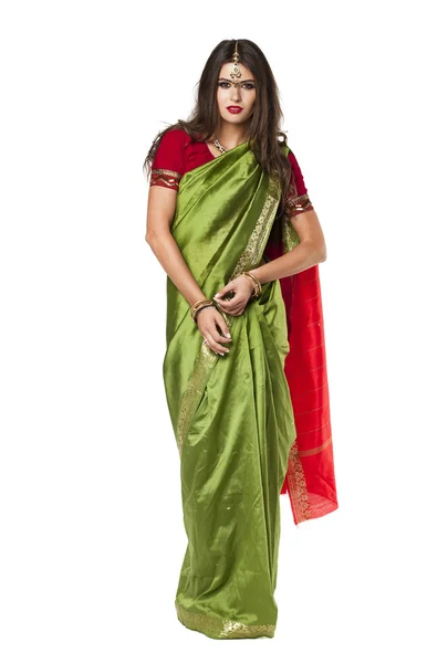 Jeune jolie femme en robe verte indienne — Photo