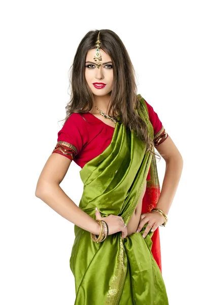 Joven bonita mujer en vestido rojo indio — Foto de Stock