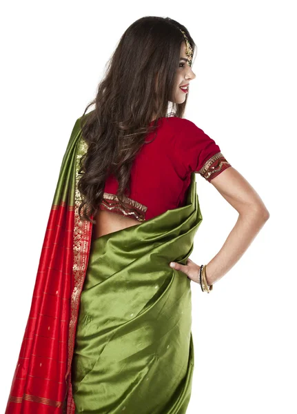 Jeune jolie femme en robe verte indienne — Photo