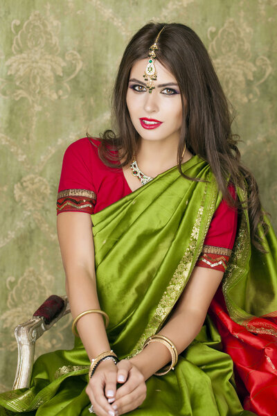 Молодая красивая женщина в индийском зеленом платье

