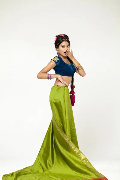 Jeune jolie femme en robe verte indienne — Photo