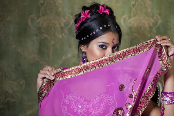 Unga vackra kvinnan i Indiska röda klänning — Stockfoto