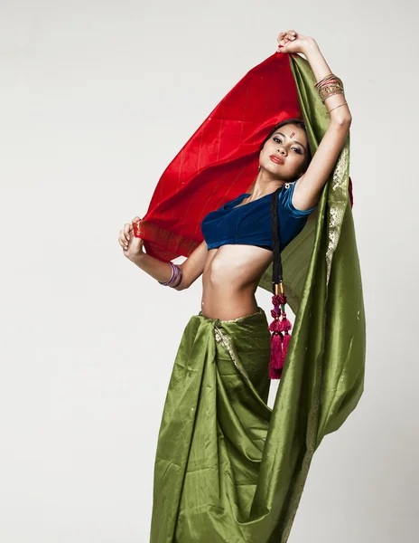 Νεαρή όμορφη γυναίκα στην ινδική πράσινο φόρεμα — Φωτογραφία Αρχείου