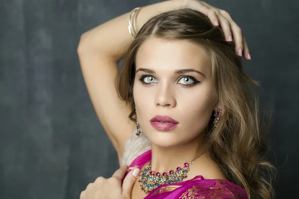 Jovem mulher bonita em vestido vermelho indiano — Fotografia de Stock