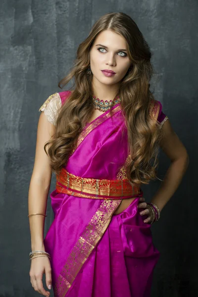 Młoda ładna kobieta w indian red dress — Zdjęcie stockowe