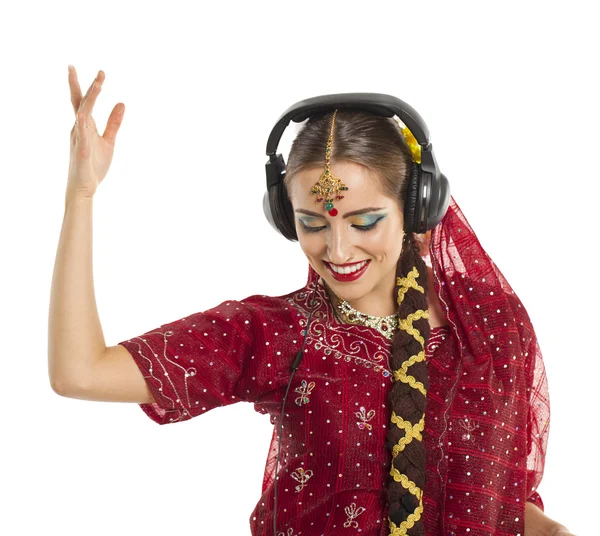Vacker indisk kvinna lyssna på musik i hörlurar — Stockfoto