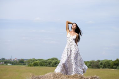 Beyaz seksi elbiseli güzel genç kadın