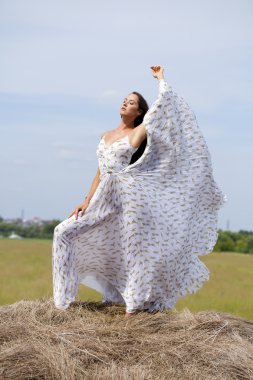 Beyaz seksi elbiseli güzel genç kadın