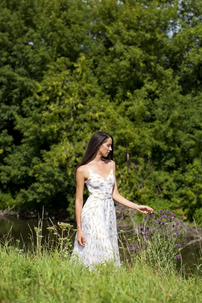 Sexy jeune modèle en robe longue blanche — Photo