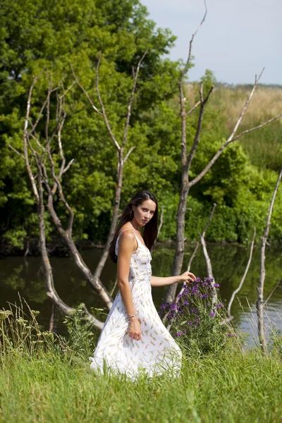 Sexy jonge model in witte lange jurk — Stockfoto