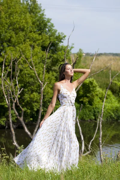 Seksowny, młody model w białej długiej sukni — Zdjęcie stockowe
