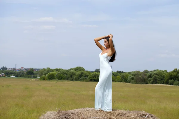 Beyaz seksi elbiseli güzel genç kadın — Stok fotoğraf