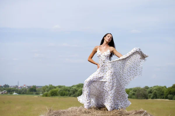 Mooie jonge vrouw in witte sexy jurk — Stockfoto