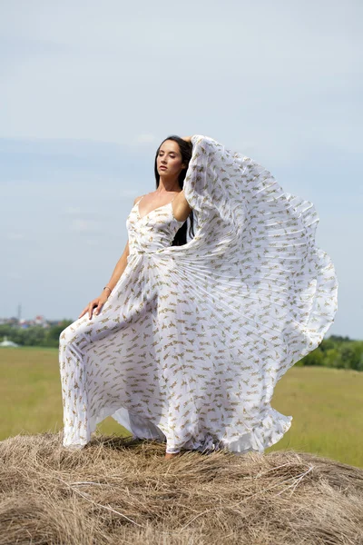 Mulher bonita em vestido sexy branco — Fotografia de Stock