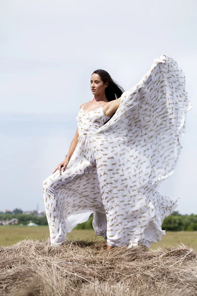 Hermosa mujer joven en vestido sexy blanco — Foto de Stock