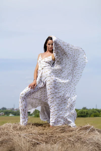 Красивая молодая женщина в белом сексуальном платье — стоковое фото