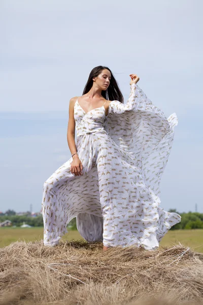 Schöne junge Frau im weißen sexy Kleid — Stockfoto