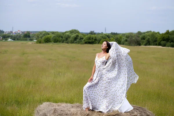 Mooie jonge vrouw in witte sexy jurk — Stockfoto