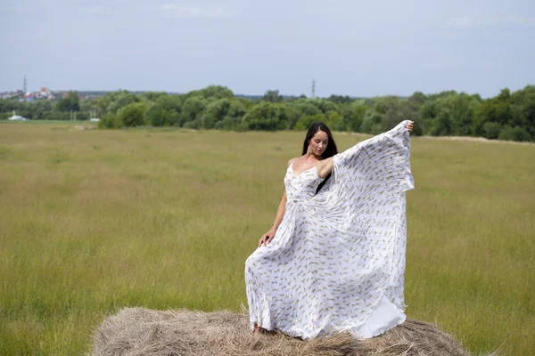 Bella giovane donna in abito bianco sexy — Foto Stock