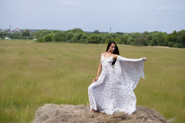 Mooie jonge vrouw in witte sexy jurk — Stockfoto