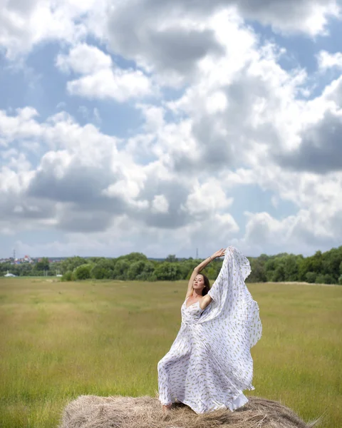 Mooie jonge vrouw in witte sexy jurk — Stockfoto