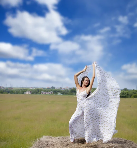 Vacker ung kvinna i vit sexig klänning — Stockfoto