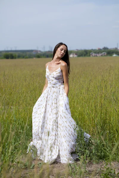 섹시 하얀 드레스를 입고 아름 다운 젊은 여자 — 스톡 사진