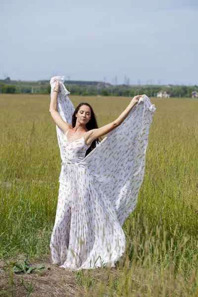 Bella giovane donna in abito bianco sexy — Foto Stock