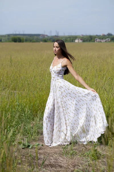 Mulher bonita em vestido sexy branco — Fotografia de Stock