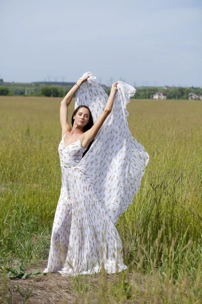 Frumos femeie tânără în alb rochie sexy — Fotografie, imagine de stoc