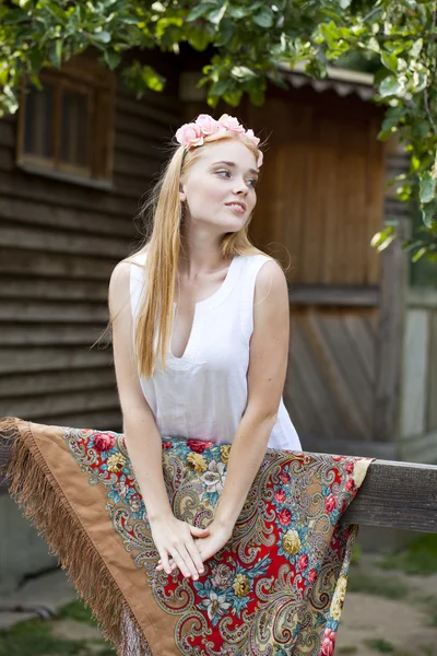 Bellezza donna con una ghirlanda sulla testa — Foto Stock